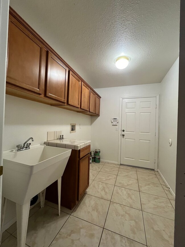 Building Photo - 3 bedroom 2 bath Apple Valley Home Availab...