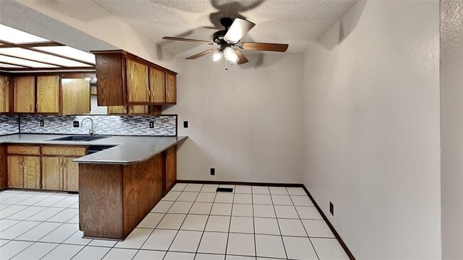 Building Photo - 4723 Hemlock Ln