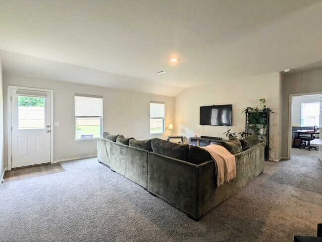 Building Photo - Welcome Home to Comfort and Convenience in Newcastle!