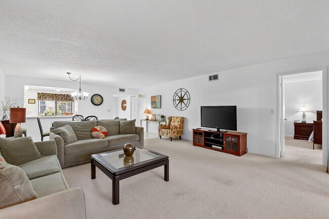 Building Photo - 5560 Fairway Park Dr