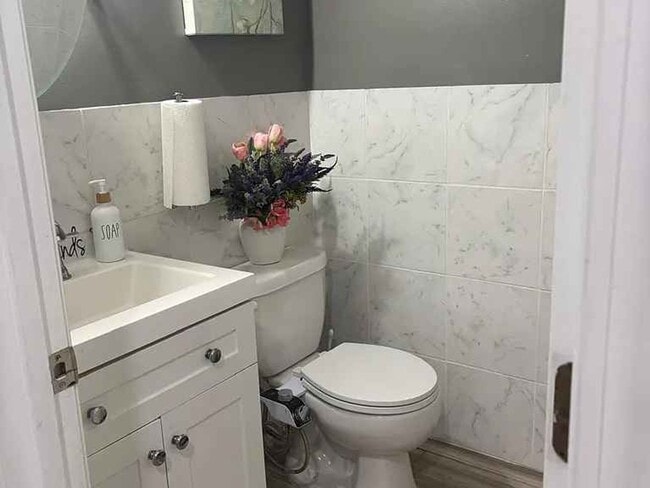 Building Photo - Beautifully remodeled 3 bedroom, 3.5 bathr...
