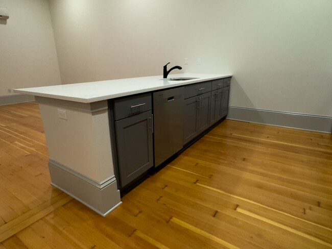 Building Photo - NEWLY RENOVATED DOWNTOWN SALEM ONE BEDROOM