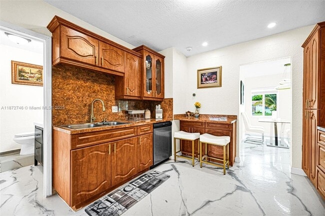 Building Photo - 6840 SW 26th Ct