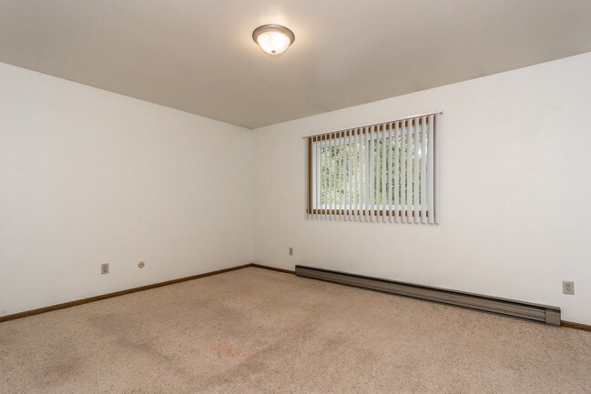 Building Photo - Amberwood Court Apartment Community