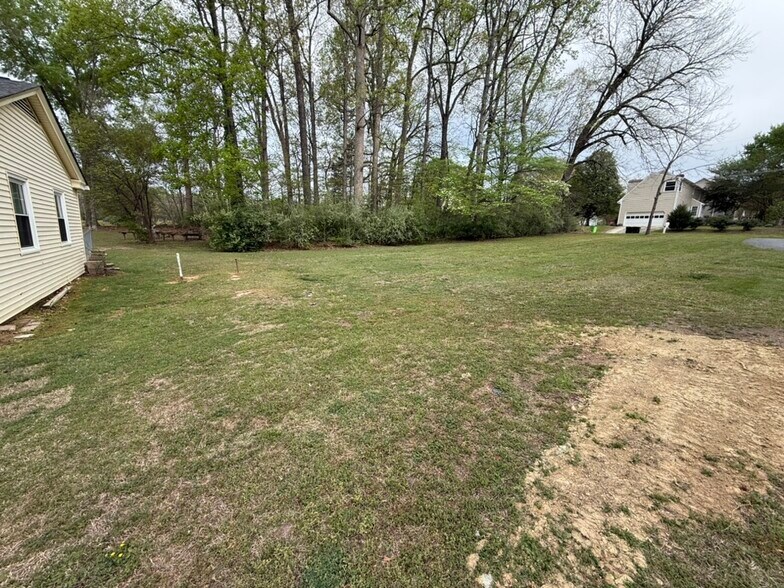 Building Photo - 1200 Edgemont Rd