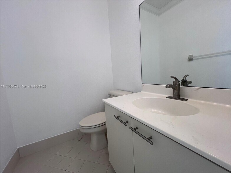 Building Photo - 725 NW 156th Ave