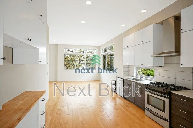 Building Photo - 122 22nd Ave