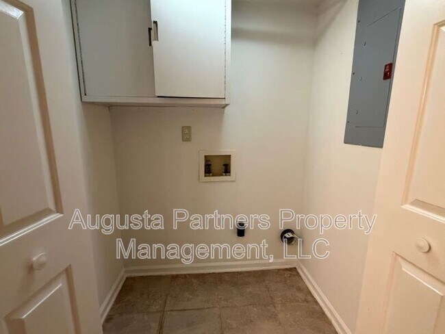 Building Photo - 3148 Vlg W Dr