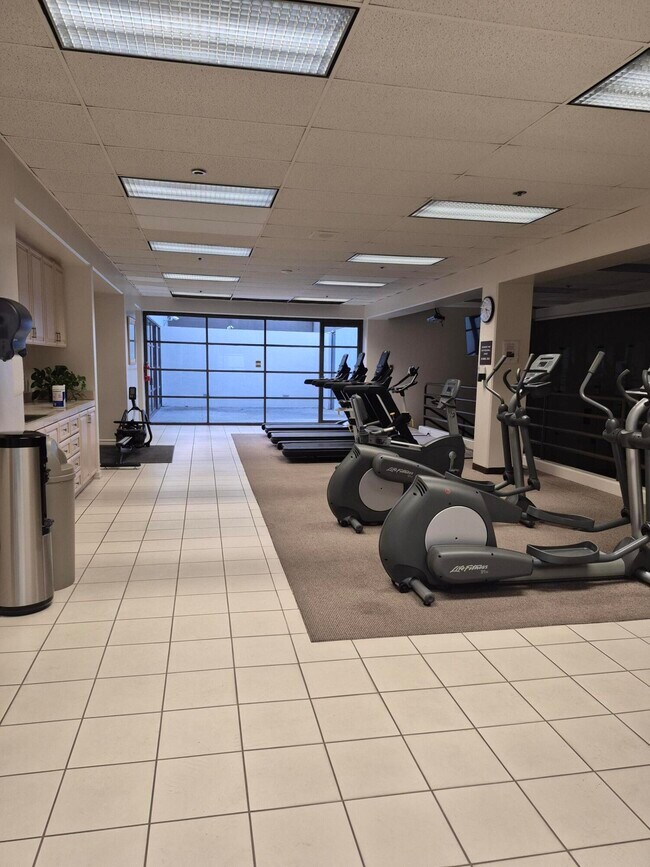 Building Photo - 600 W 9th St