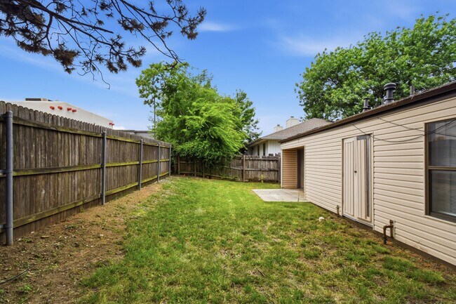Building Photo - 6518/6520 E 90th St Duplex