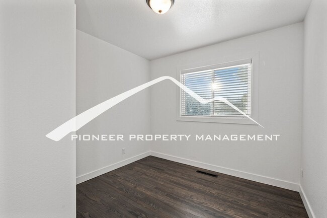 Building Photo - Stylishly Renovated Home with Enclosed Fence, AC and 1 Car Garage