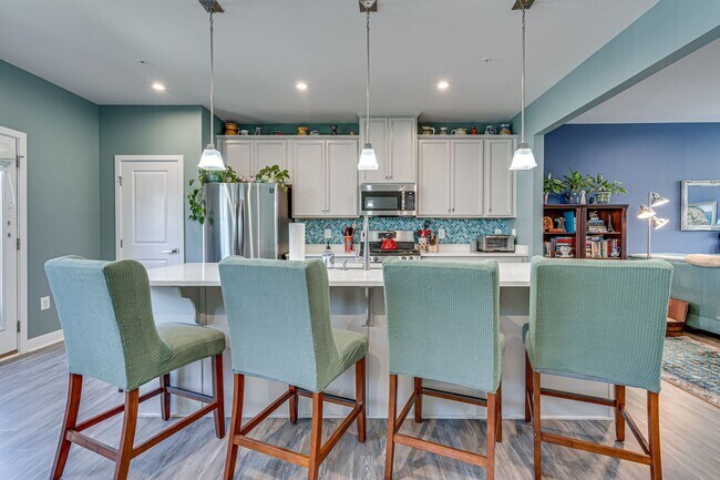 Building Photo - Modern 3 BR Townhome in Village of Towne Square Includes Trash, Cable/internet and Landscaping!