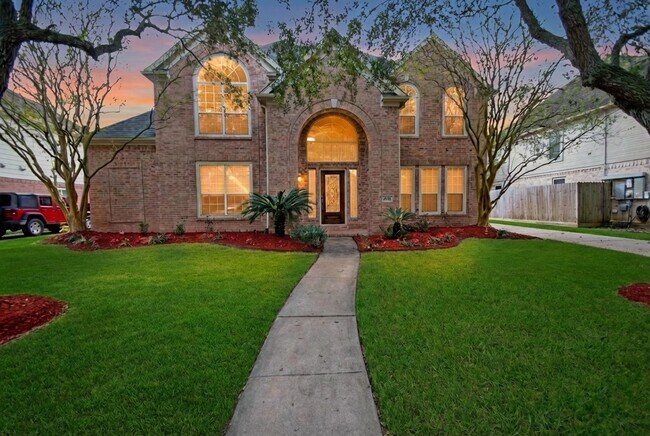 Building Photo - 2111 Parkview Ln
