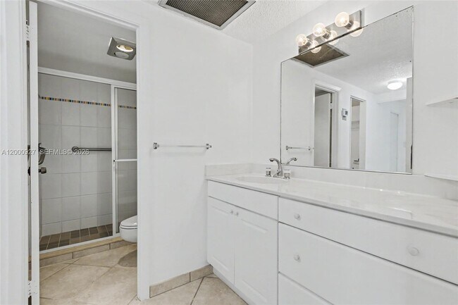 Building Photo - 500 Bayview Dr