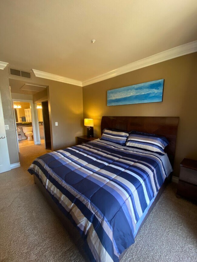 Building Photo - Fully furnished top floor strip view condo at the fabulous Meridian