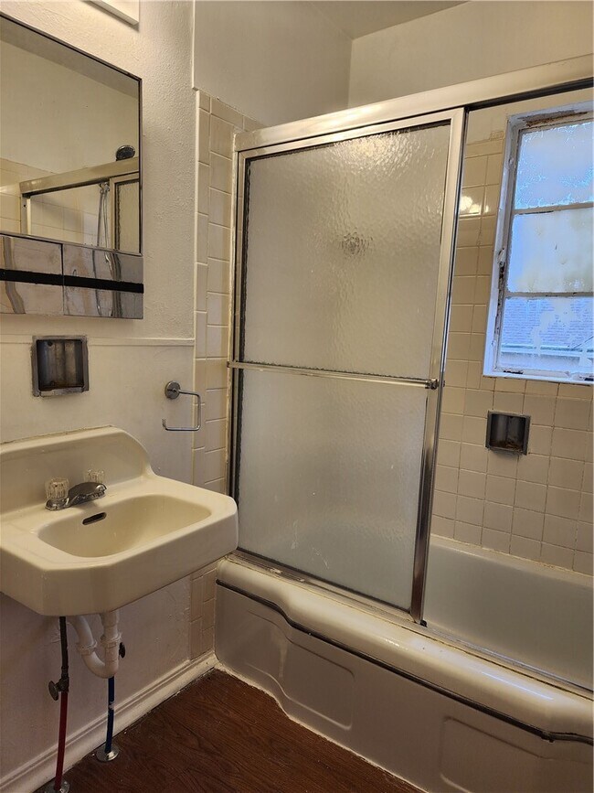 Building Photo - 415 W Poplar St