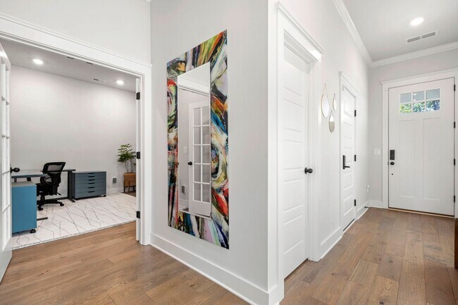 Building Photo - 2506 Lola Ave