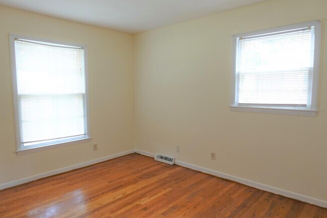 Building Photo - 325 Willow Oaks Dr