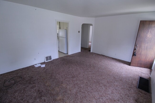 Building Photo - 924 E 39th Ave