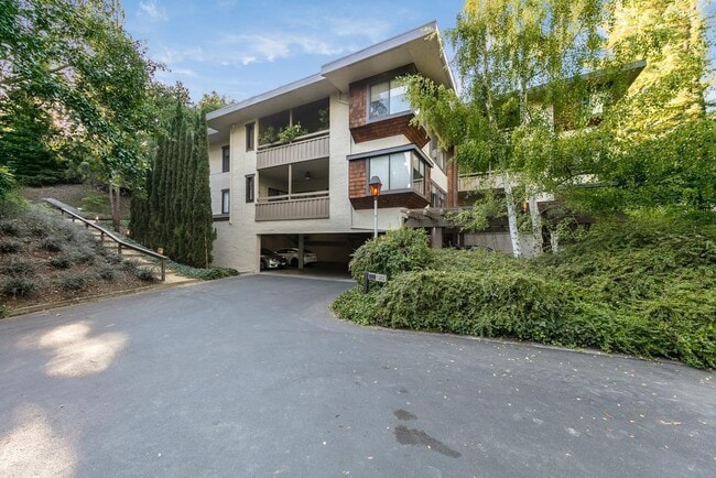 Building Photo - 1202 Sharon Park Dr
