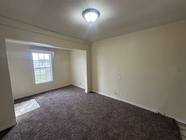 Building Photo - 3921 Roselawn Dr