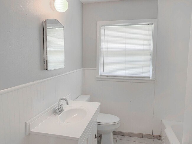 Building Photo - 2 bed 2 bath