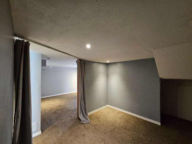 Building Photo - Charming 2-Bedroom Home with Spacious Back...
