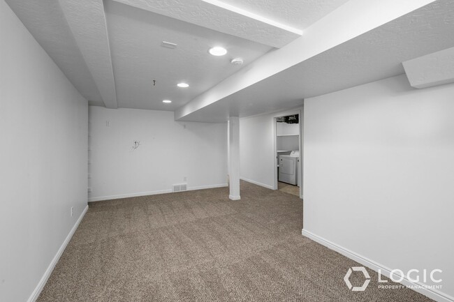 Building Photo - Gorgeous Home in SLC!