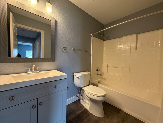Building Photo - ~Available Now~ Beautiful Three Bedroom Home in Englewood!