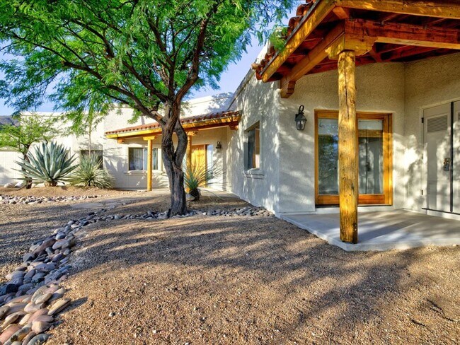 Building Photo - 4 Bedroom 4 Bathroom