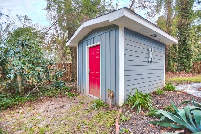 Building Photo - Gorgeous Single Family Home Located In Midtown. Huge Fenced in Backyard!