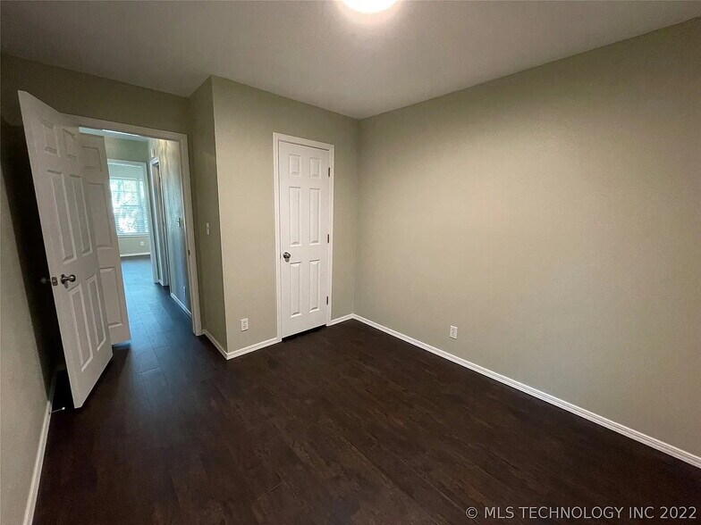 Building Photo - 200 E Laredo Pl