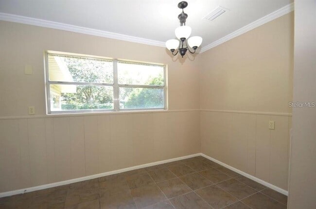 Building Photo - 615 Sarita St