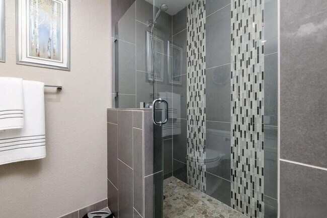 Building Photo - Move-In Ready 2BR/2BA Condo in Prime Cortez Hill Location!