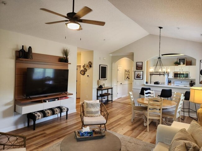 Building Photo - 6015 Catalina Dr