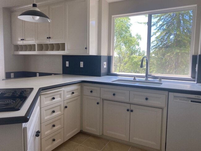 Building Photo - Beautiful Lakefront Home in the Vineyard! ...