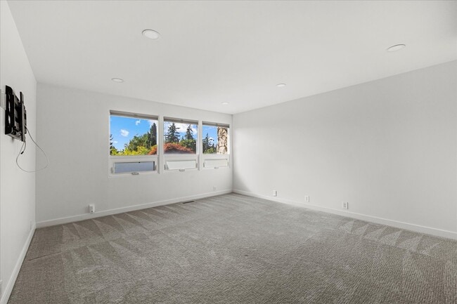 Building Photo - 9 Maple Ln