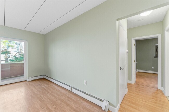 Building Photo - 1011 Main St