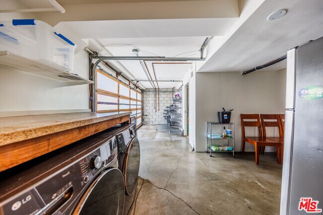 Building Photo - 3225 Greenfield Ave