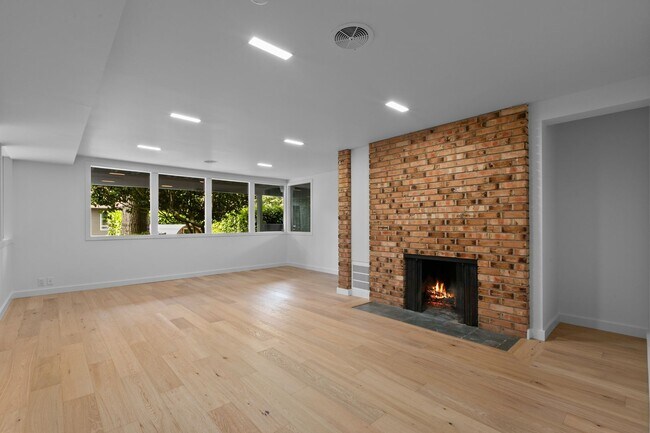 Building Photo - 3bd/2.5ba Seattle House