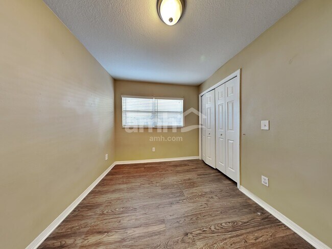 Building Photo - 220 Bryan Oak Avenue