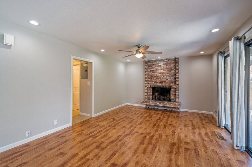 Building Photo - 3661 Slopeview Dr