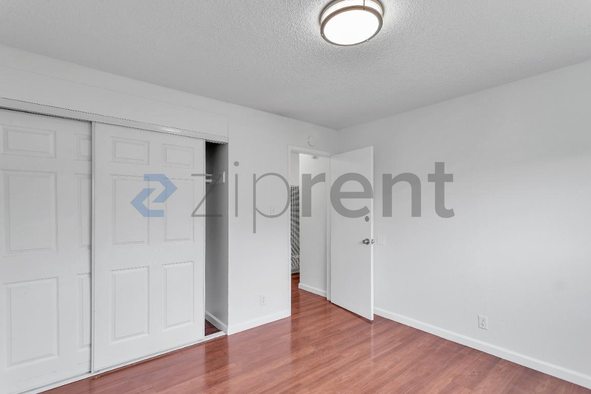 Building Photo - Unit B