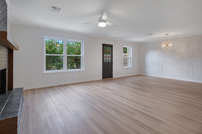 Building Photo - 301 Kingston Dr
