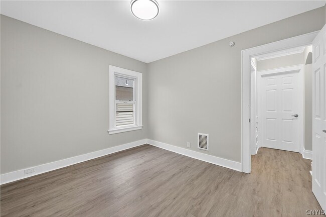 Building Photo - 111 Maplehurst Ave