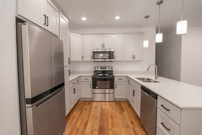 Building Photo - Spacious 3-Bed Dupont Model in Vista View:...