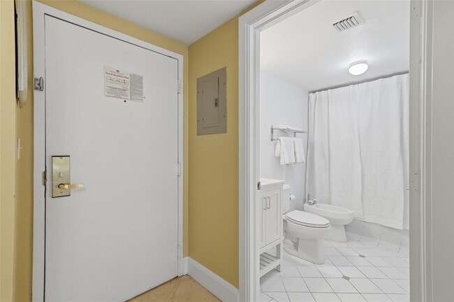 Building Photo - 2951 S Bayshore Dr