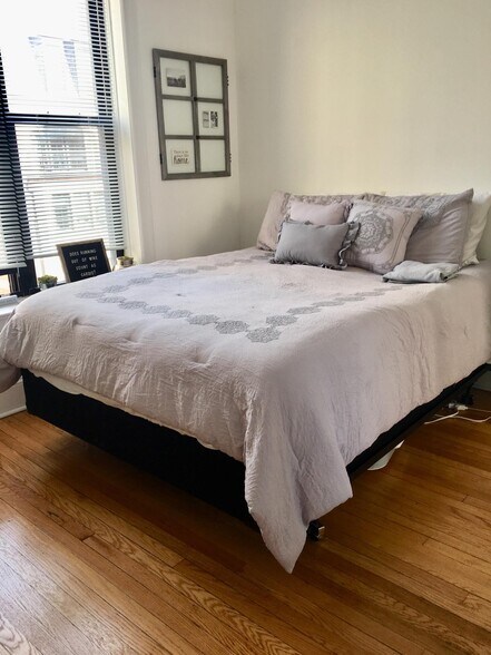 Building Photo - 1916 N Lincoln Park W