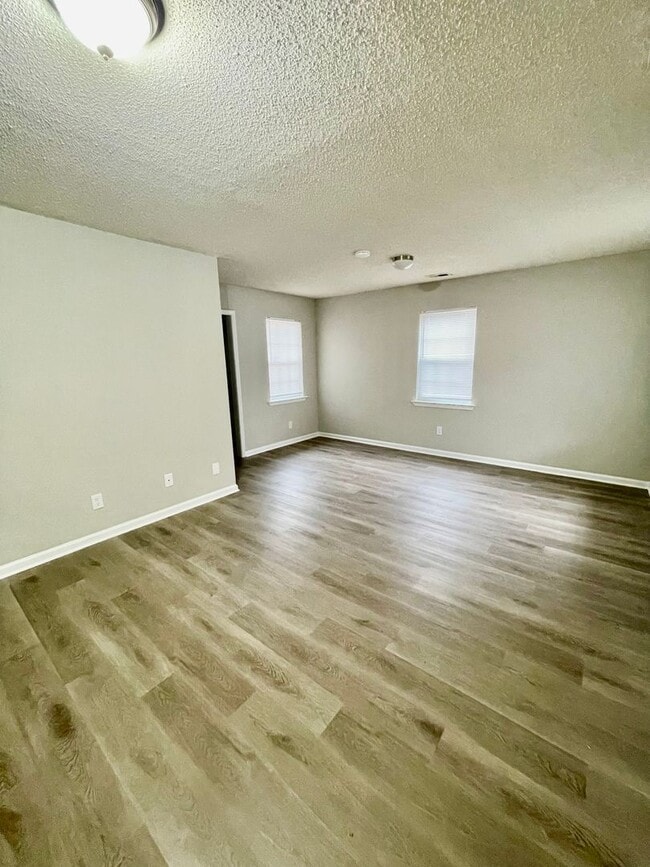 Building Photo - Welcome to this charming 3-bedroom, 2-bathroom home located in the vibrant city of Charlotte, NC.