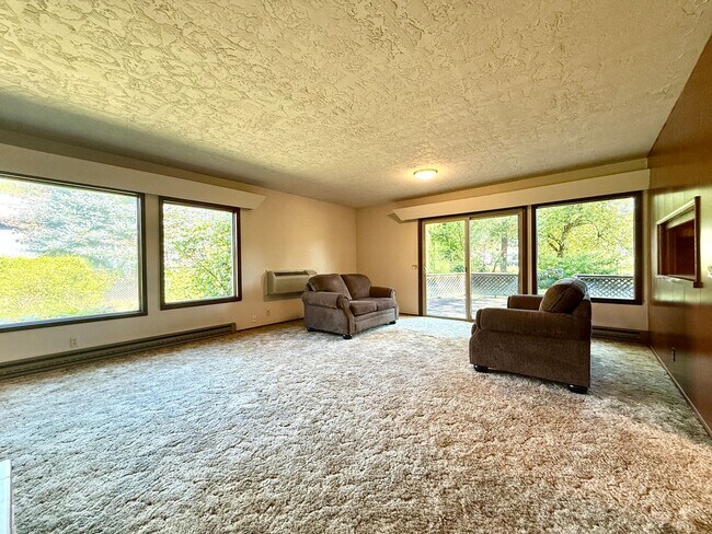 Building Photo - **50% OFF FIRST MONTH'S RENT** Country Liv...